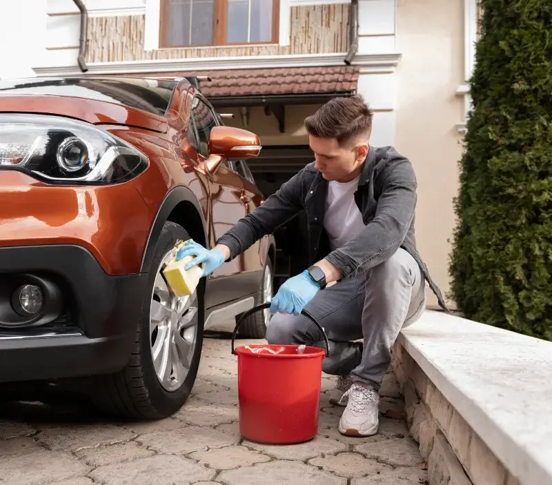 Lavage auto à domicile Le Tholonet : professionnel intervenant sur un véhicule